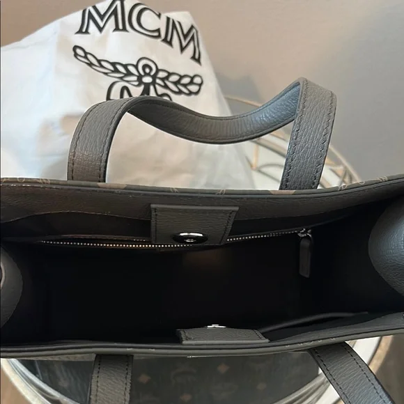 MCM Aren Monogram Leather Tote! Like NEW!! - Picture 3 of 7